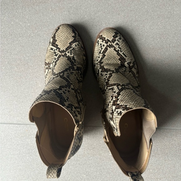 Size 7 snake skin look bootie - Picture 3 of 4